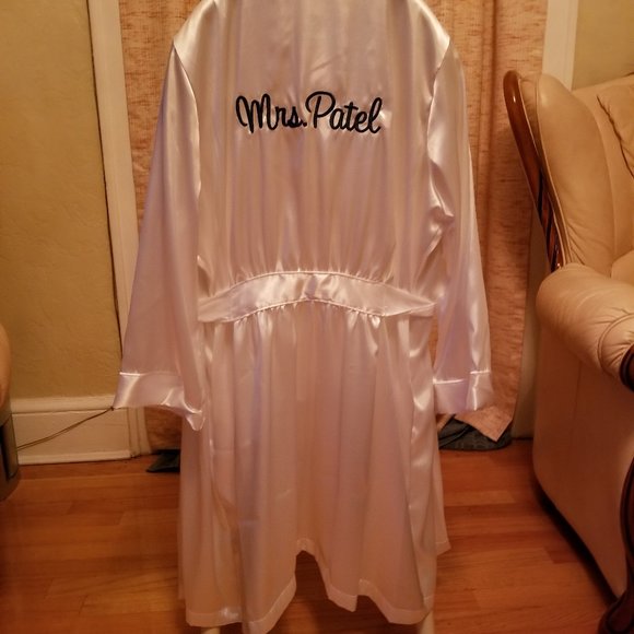 Mrs. Patel Robe (New/Unused) - Picture 3 of 4